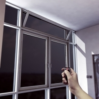 Naświetle wyposażone w okucie Schüco TipTronic OL obsługiwane za pomocą pilota, Schüco
