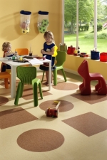 Po czym chodzić w szkole i przedszkolu? Coniveo