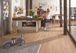 Dzięki bezpiecznemu połączeniu na klik pozostają stabilne w formie jak pierwszego dnia po ułożeniu: podłoga z długich desek laminowanych wygląda bardzo efektownie, Egger