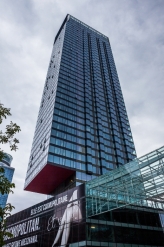 unGuard SN62/34 na fasadzie nowoczesnego biurowca Cosmopolitan- Twarda Tower, Guardian