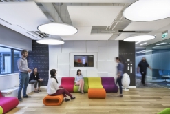 Siedziba Microsoft w Warszawie, Sala konferencyjna Microsoft, systemy akustyczne, sufit modułowy Ecophon Focus Ds, Sufity akustyczne Ecophon jeszcze nigdy nie były tak ekologiczne