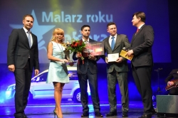 W środku_Piotr Dworakowski, przedstawiciel firmy Espol Warszawa Sp. z&nbsp;o.o., która zdobyła I miejsce i&nbsp;tytuł Malarza Roku Dekoral 2014 wraz z&nbsp;organizatorami - PPG Deco Polska fot. Foto by Katarzyna Rainka