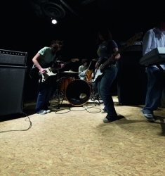 Panele laminowane Rock’n’Go to propozycja skomponowana z myślą o wnętrzach z mocnym, wyrazistym charakterem. Niemiecka precyzja wykonania, olbrzymia wytrzymałość i nowoczesny system szybkiego i nieskomplikowanego montażu czynią z niej produkt jedyny w swoim rodzaju. Fot. Wineo