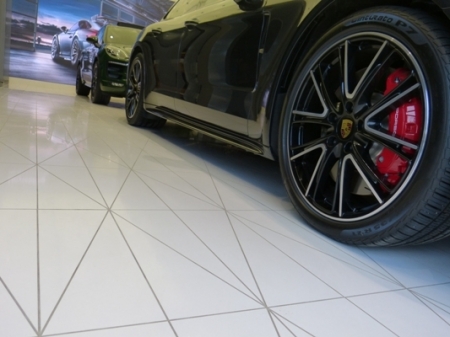 Posadzka w&nbsp;salonie Porsche Fot. Technistone
