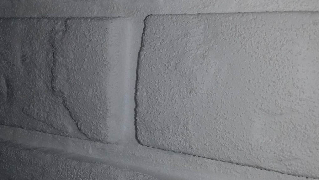 Panele styropianowe pokryte rozwodnioną zaprawą klejową i&nbsp;pomalowane białą farbą