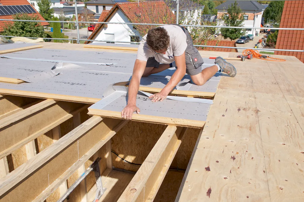 Praktycznie i  ekonomicznie: płyty dachowe ze zintegrowaną wiatroizolacją 